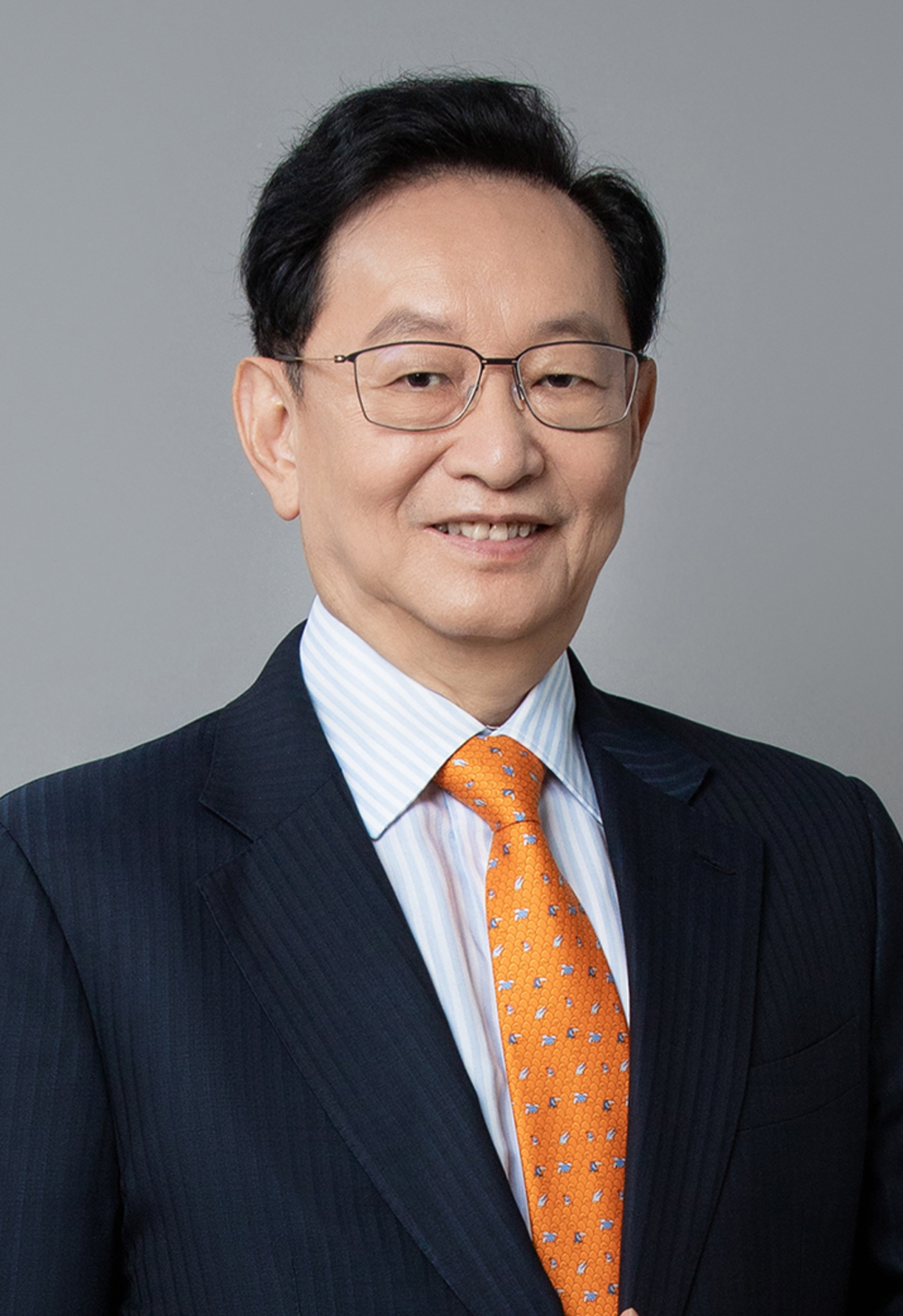 董事會資深副主席、執(zhí)行董事：謝炳先生