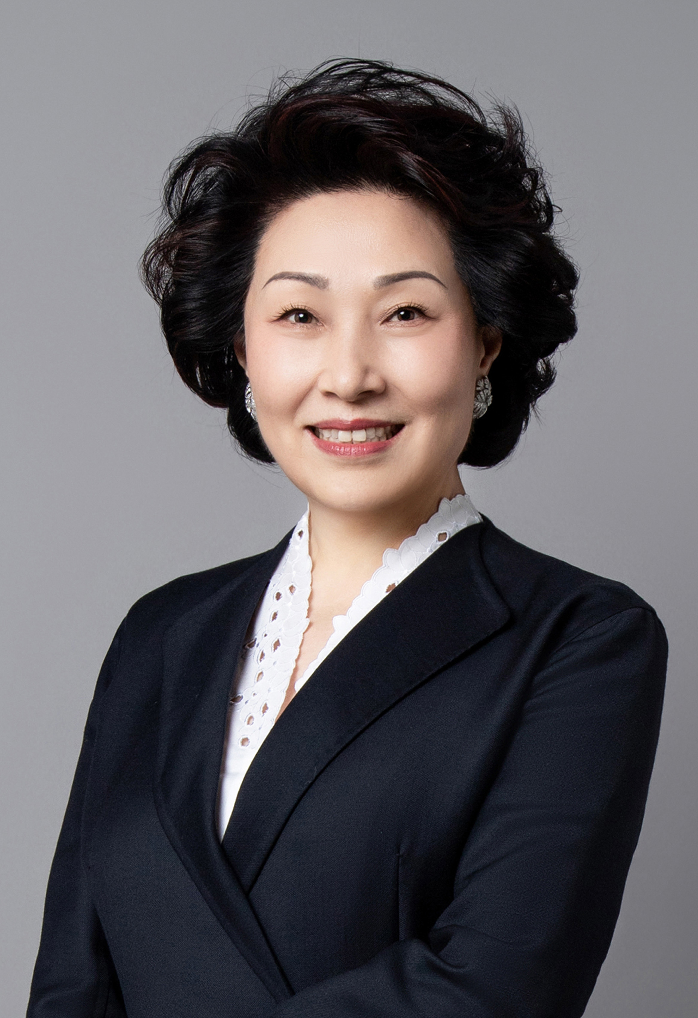 董事會副主席、執(zhí)行董事：鄭翔玲女士